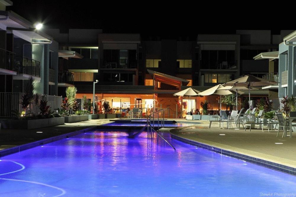 Ramada By Wyndham Харві-Бей Екстер'єр фото The pool at the hotel