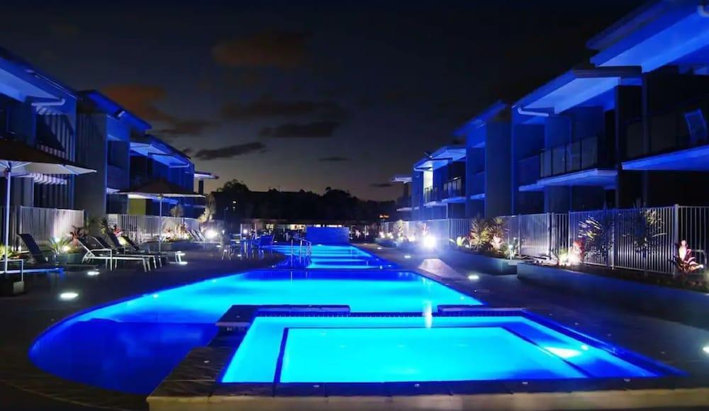 Ramada By Wyndham Харві-Бей Екстер'єр фото The pool at night