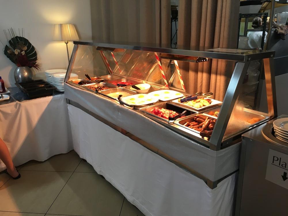 Ramada By Wyndham Харві-Бей Екстер'єр фото A chafing dish buffet
