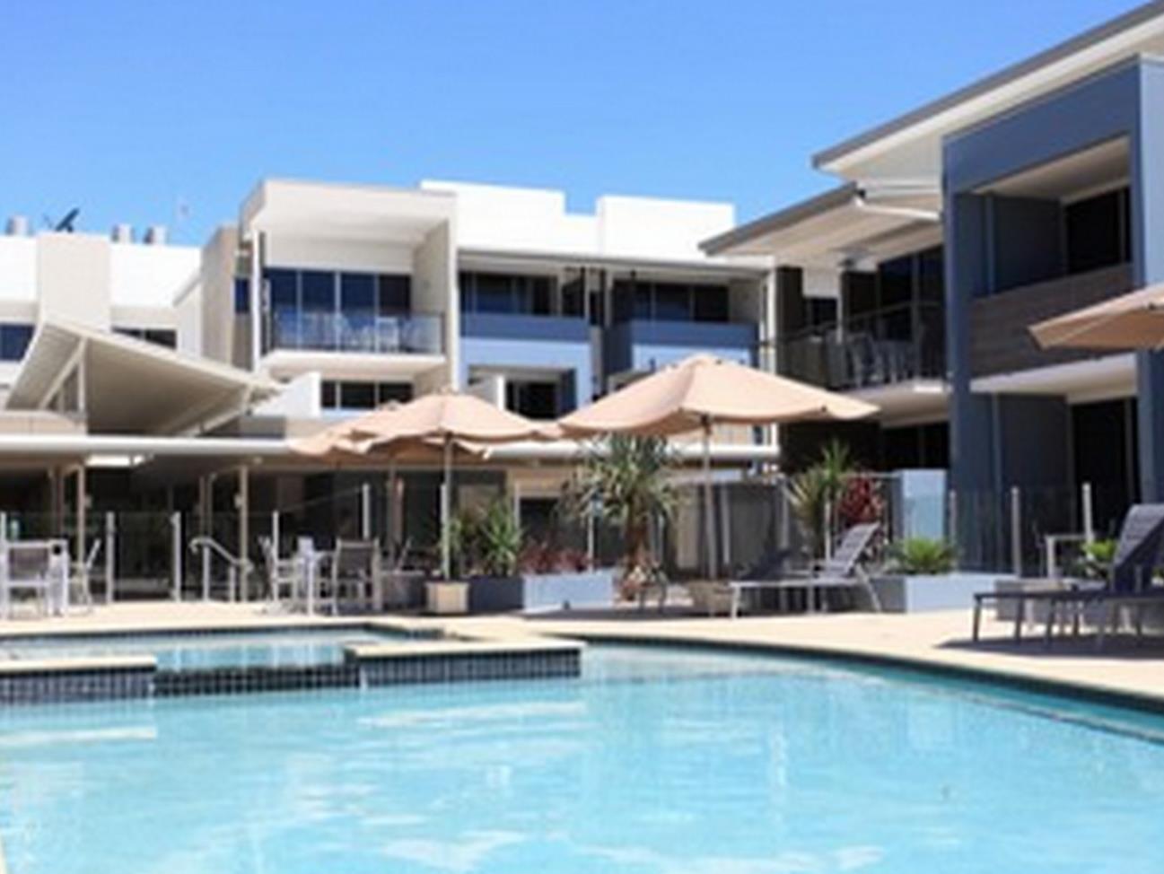 Ramada By Wyndham Харві-Бей Екстер'єр фото The pool at the Mantra on Saltwater Island
