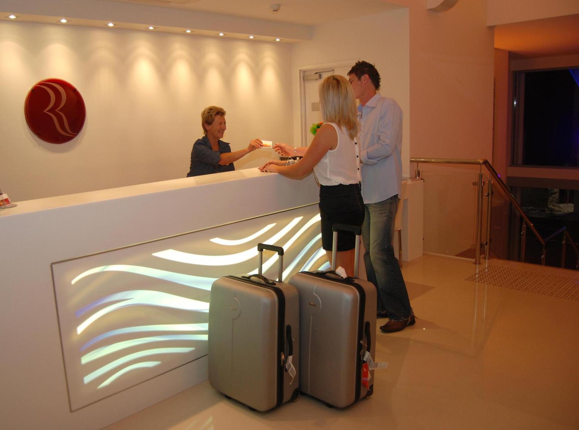 Ramada By Wyndham Харві-Бей Інтер'єр фото A hotel receptionist