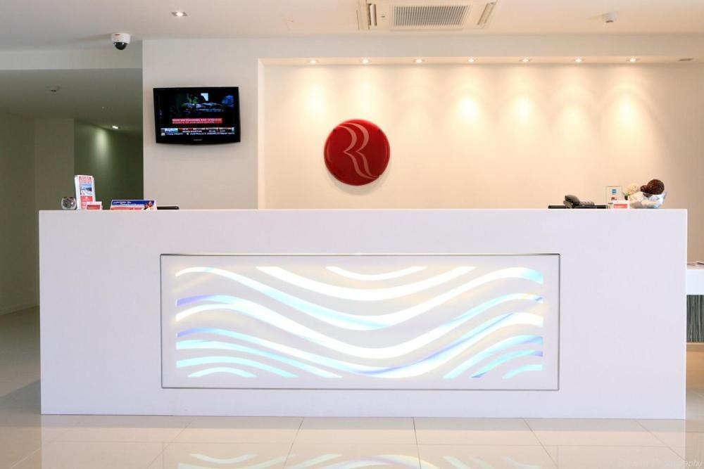 Ramada By Wyndham Харві-Бей Інтер'єр фото Reception desk at the hotel