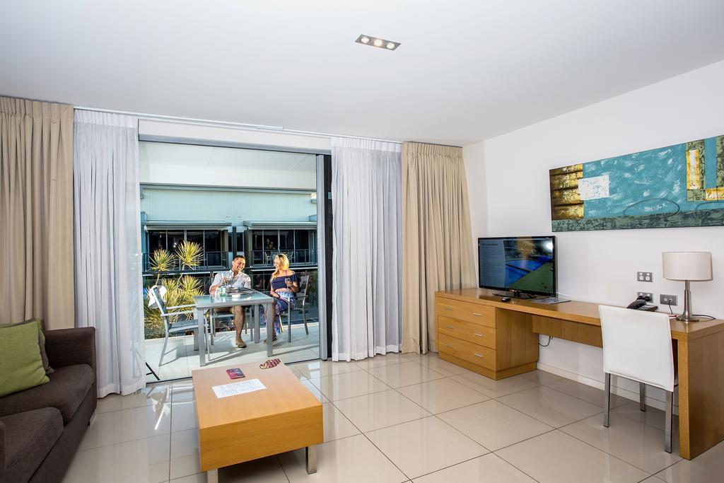 Ramada By Wyndham Харві-Бей Екстер'єр фото A living room in a hotel