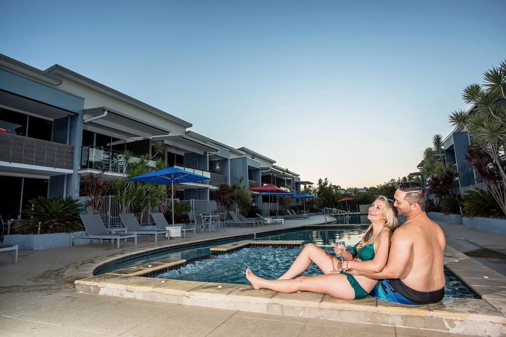 Ramada By Wyndham Харві-Бей Екстер'єр фото A couple at the pool at the Mantra on Jervis Bay