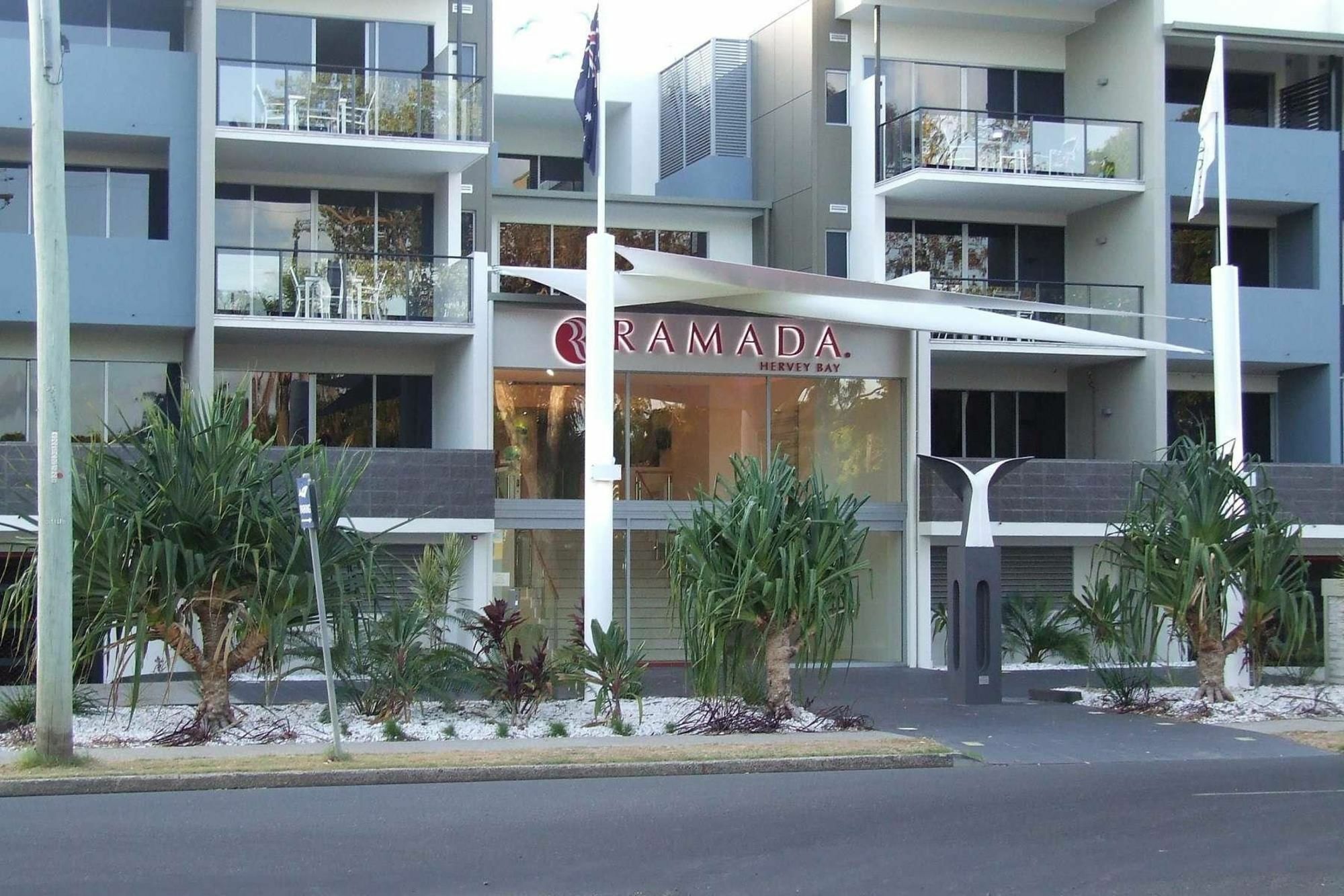 Ramada By Wyndham Харві-Бей Екстер'єр фото The hotel's entrance