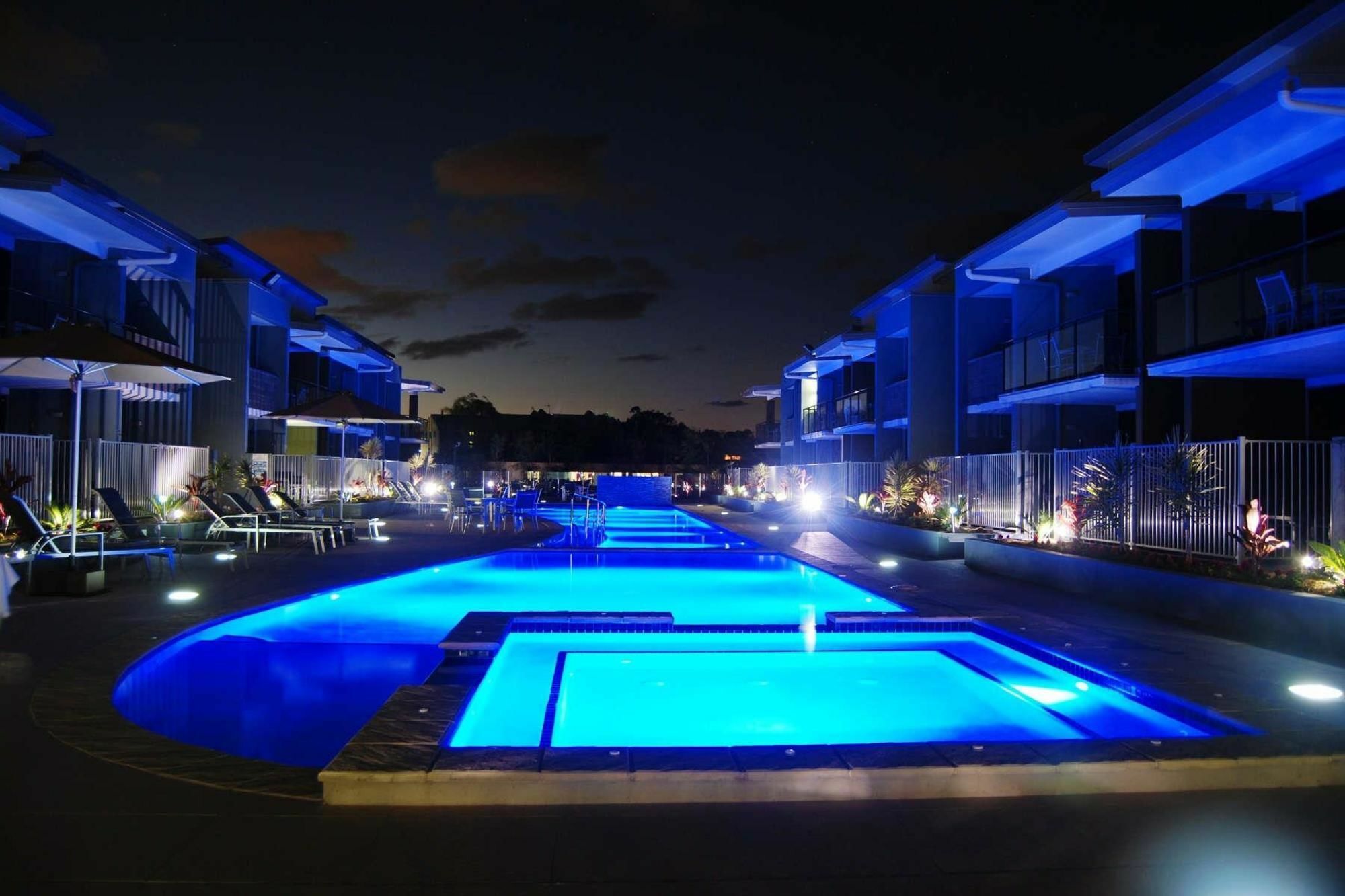 Ramada By Wyndham Харві-Бей Екстер'єр фото The pool at the Blue Sky Inn