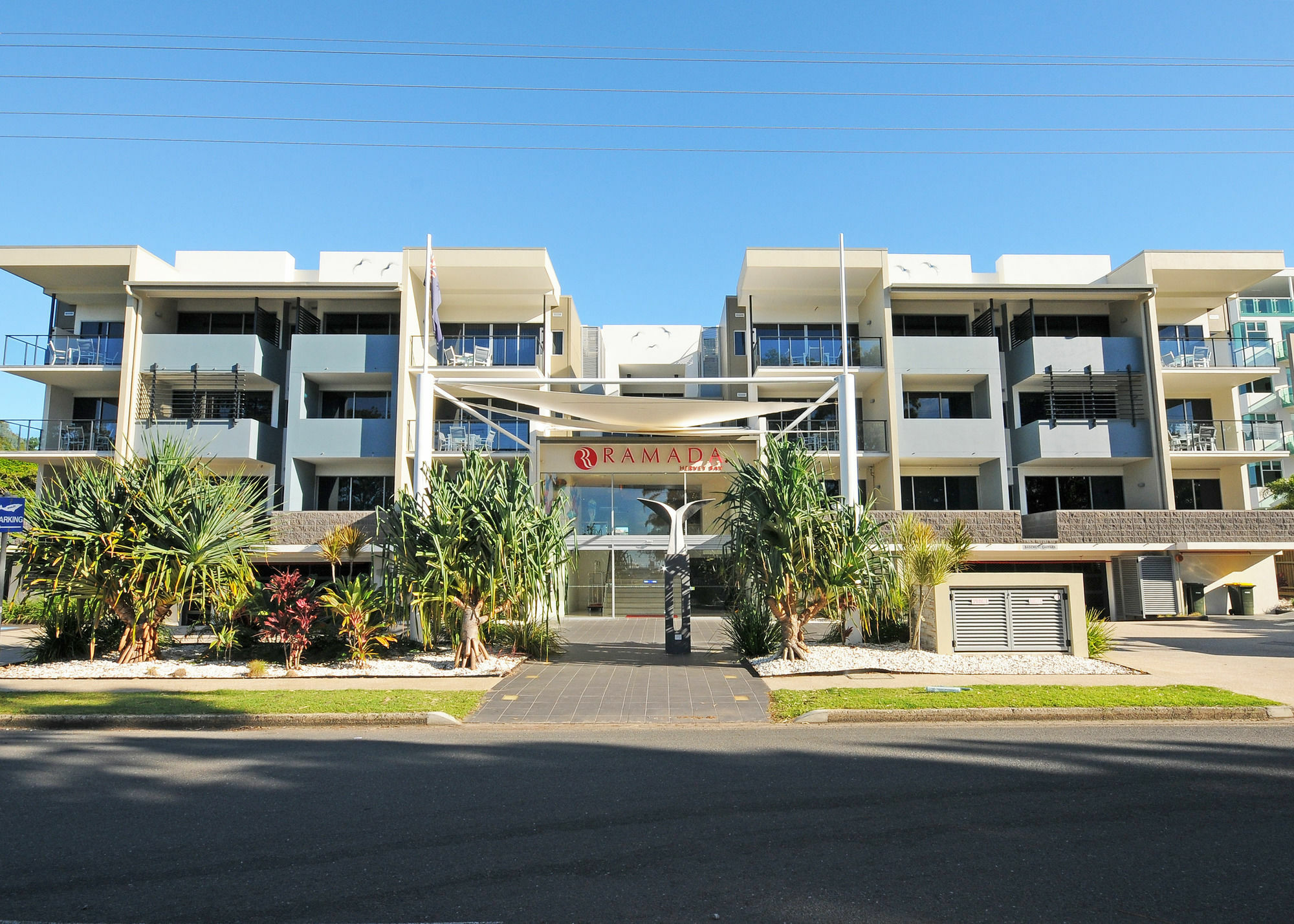 Ramada By Wyndham Харві-Бей Екстер'єр фото The entrance to the complex