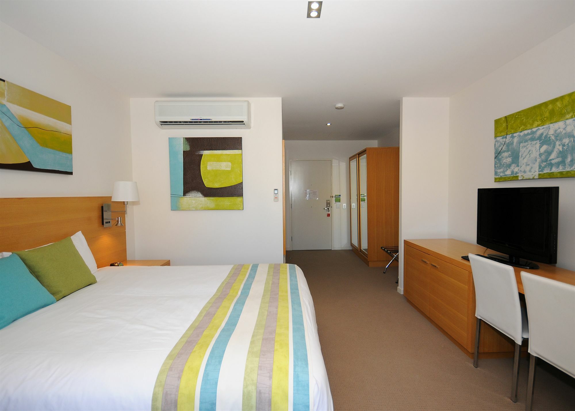 Ramada By Wyndham Харві-Бей Номер фото A typical bedroom at the University of Brighton