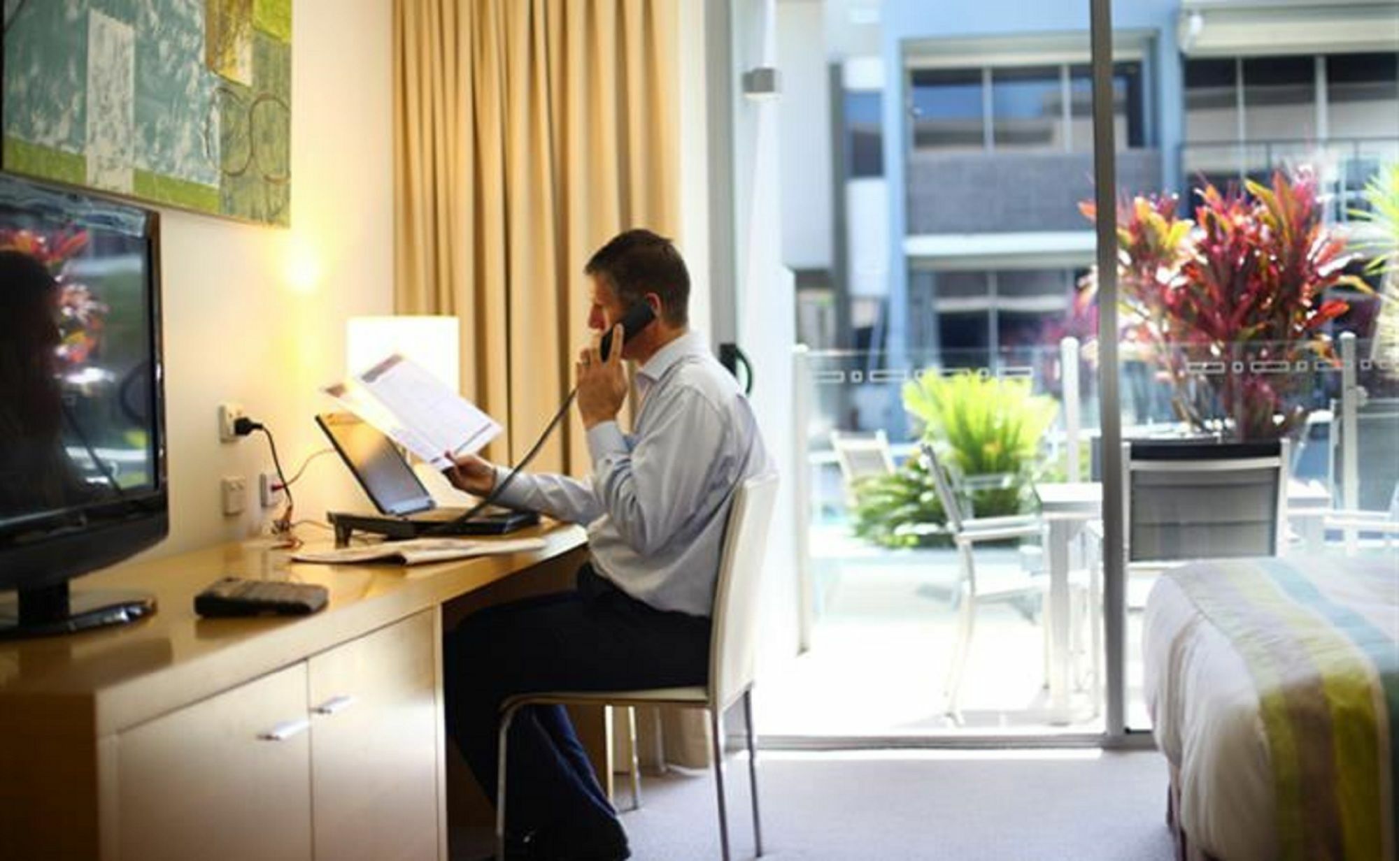 Ramada By Wyndham Харві-Бей Екстер'єр фото A business traveller working in a hotel room